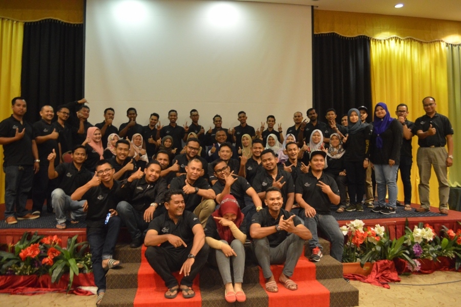 NON-EXECUTIVE TEAM BUILDING ACM 2019 – GROUP 1 Date : 1-2 January 2019 Venue : EDC Hotel & Resort, Sintok Participant : 50 staff Trainer : Prof. Madya. Dr. Hisham Dzakiria (Master NLP Trainer)